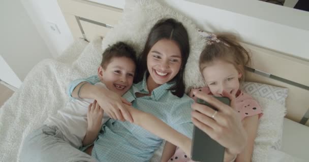 Madre e hijos jugando tomando selfie — Vídeos de Stock