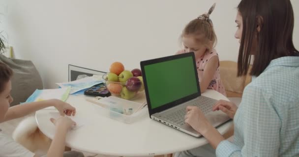 Vrouw met tabletcomputer — Stockvideo