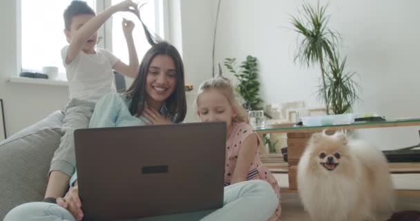 快乐的妈妈和可爱的孩子在家里用笔记本电脑 — 图库视频影像