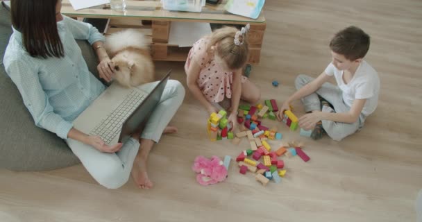 Mamma felice e bambini carini utilizzando il computer portatile a casa — Video Stock