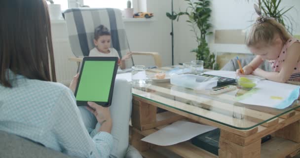 Mujer con Tablet PC — Vídeos de Stock