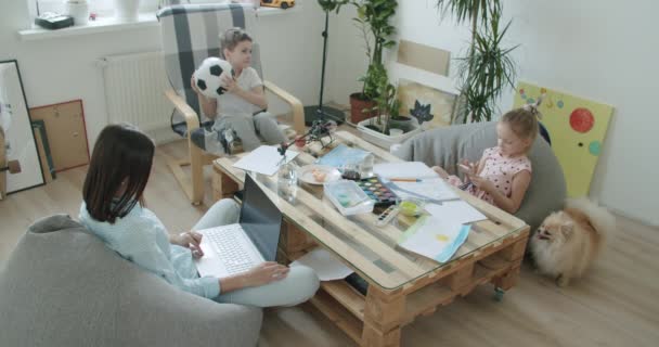 Maman heureuse et les enfants mignons en utilisant un ordinateur portable à la maison — Video