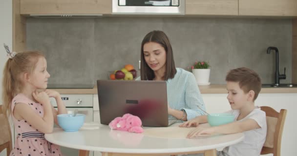 Familie beim Abendessen oder Mittagessen — Stockvideo