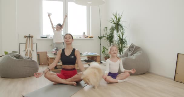 Mãe solteira meditando com filha criança — Vídeo de Stock