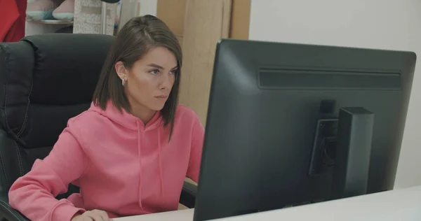 Giovane donna a casa lavora sul computer — Foto Stock