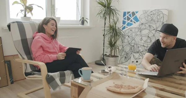 Duas pessoas criativas conversando no escritório em casa — Fotografia de Stock