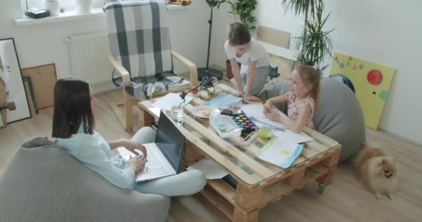 Glad mamma och söta barn använder laptop hemma — Stockvideo