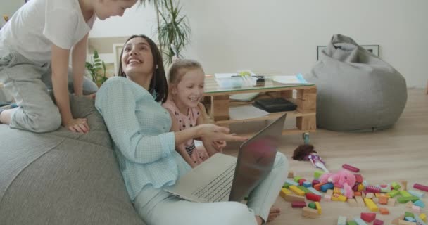 Glückliche Mutter und süße Kinder mit Laptop zu Hause — Stockvideo