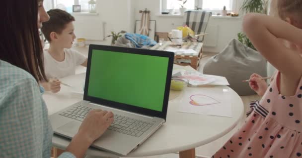 Vrouw met tabletcomputer — Stockvideo