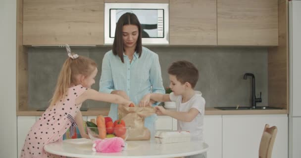 Desembalagem Mercearia na cozinha — Vídeo de Stock