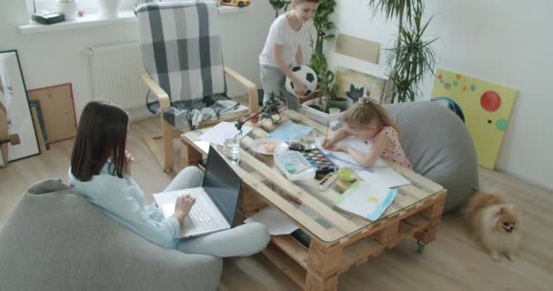 Feliz mamá y los niños lindos usando el ordenador portátil en casa — Vídeos de Stock