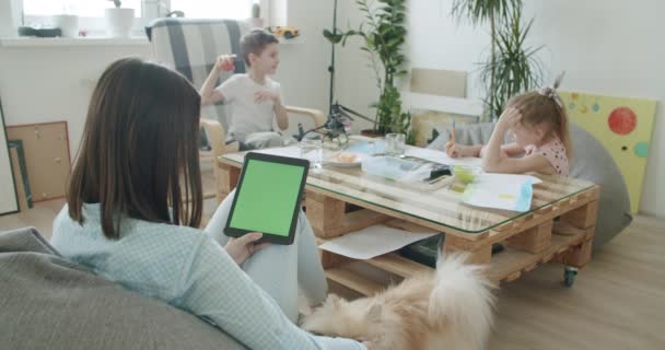 Frau mit Tablet-Computer — Stockvideo