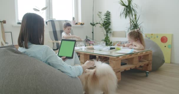 Frau mit Tablet-Computer — Stockvideo