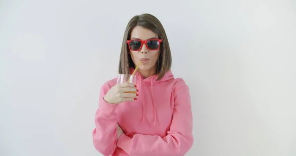 Girl in sunglasses drinking juice — Stock Photo, Image