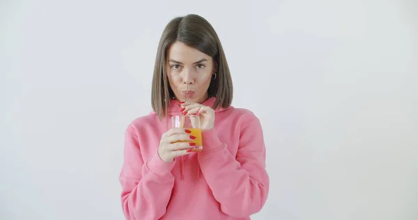 Girl in sunglasses drinking juice — Stock Photo, Image