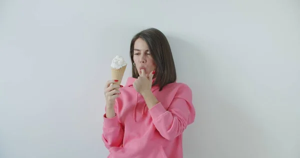 Young woman eating ice cream — Stock Photo, Image