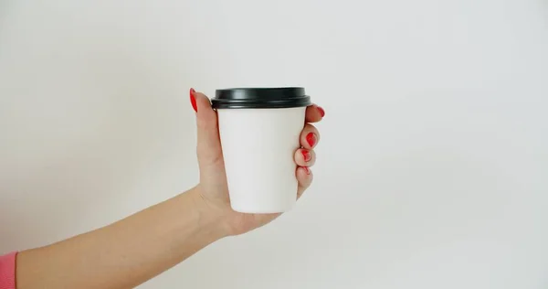 Mockup de mão feminina segurando xícara de papel de café — Fotografia de Stock