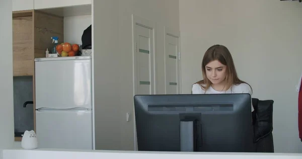Young Woman at Home Works on Computer — Stock Photo, Image