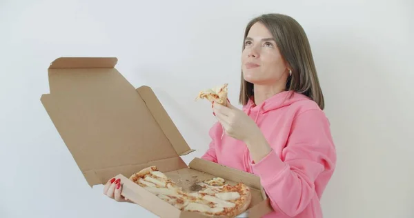 Retrato de una joven comiendo pizza — Foto de Stock