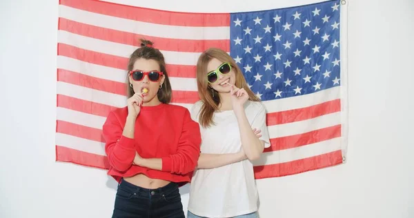 Chica con bandera nacional de EE.UU. —  Fotos de Stock