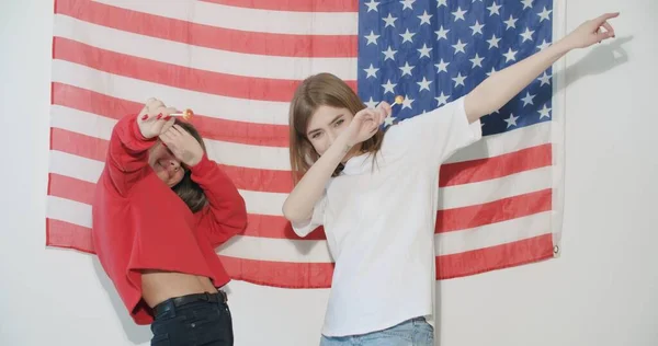 Fille avec drapeau national des Etats-Unis — Photo