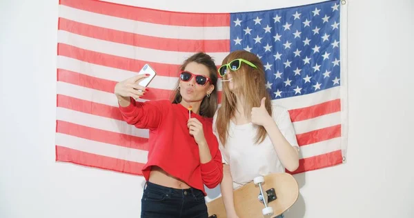 Mädchen mit US-Nationalflagge — Stockfoto