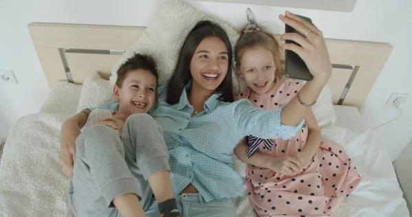 Madre e figli che giocano a selfie — Foto Stock