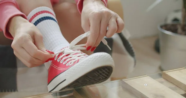 Mujer skateboarder atando cordones —  Fotos de Stock