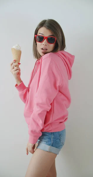 Fiatal nő eszik fagylaltot — Stock Fotó