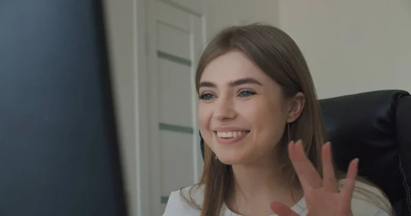 Mujer de negocios cara mirando la pantalla — Foto de Stock