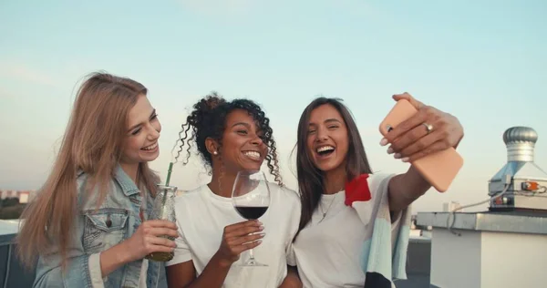Group of young people taking selfie — Stock Photo, Image
