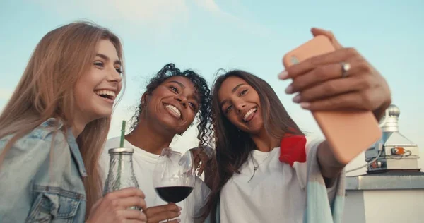 Grupo de jovens a tomar selfie — Fotografia de Stock