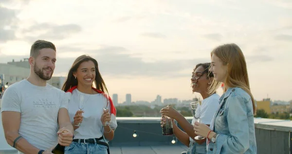 Unge man öppnar flaska champagne — Stockfoto