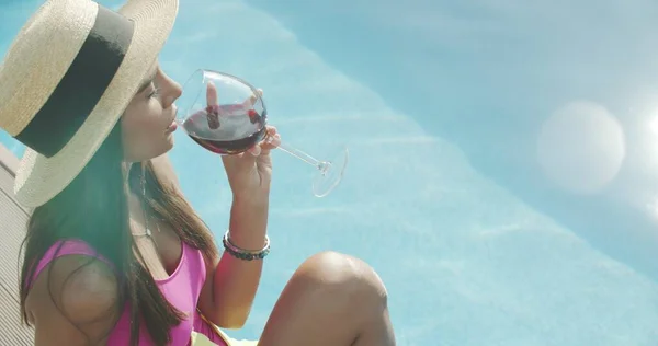 Mujer con copa de vino —  Fotos de Stock