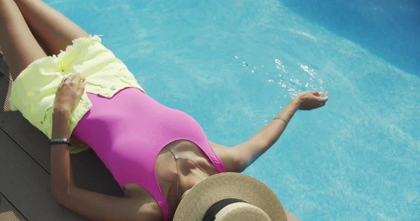 Mujer relajante cerca de la piscina — Foto de Stock