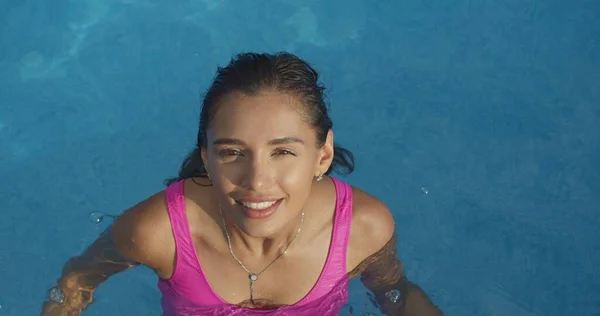 Yüzme havuzunda gülümseyen kadın — Stok fotoğraf