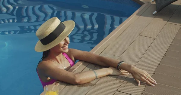 Mujer relajante bañándose en la piscina —  Fotos de Stock