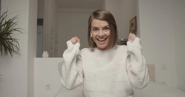 Glimlachende jonge vrouw blogger influencer doen videochat — Stockfoto