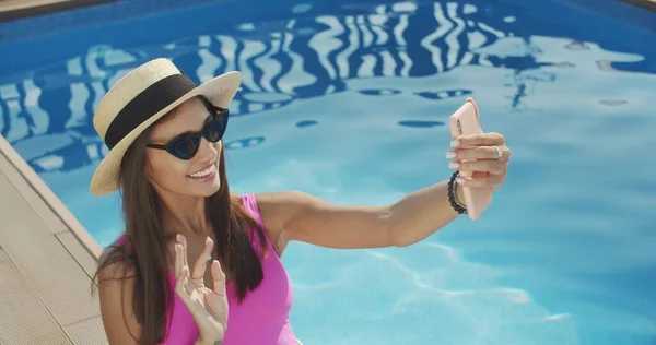 Mujer joven, haciendo selfie —  Fotos de Stock