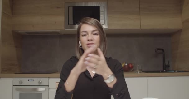 Sourire jeune femme blogueur influenceur faire du vidéochat — Video