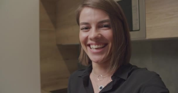 Χαμογελώντας νεαρή γυναίκα blogger επιρροή κάνει βιντεοκλήση — Αρχείο Βίντεο
