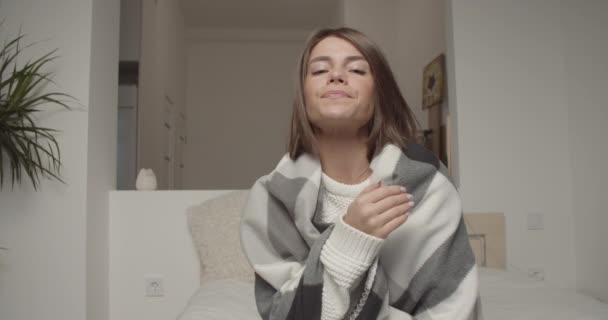 Χαμογελώντας νεαρή γυναίκα blogger επιρροή κάνει βιντεοκλήση — Αρχείο Βίντεο