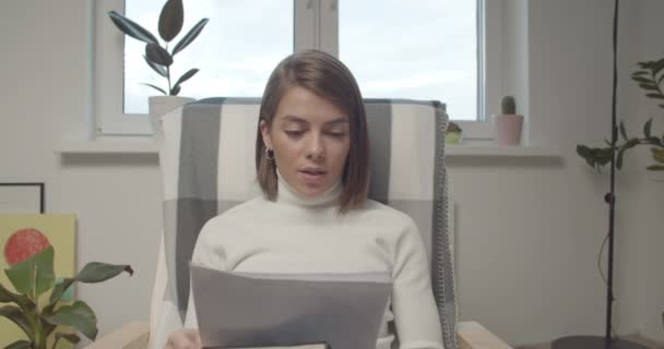 Usmívající se mladá žena blogger vliv dělat videochat — Stock video