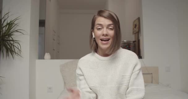 Усміхнена молода жінка блогер впливає на відеочат — стокове відео