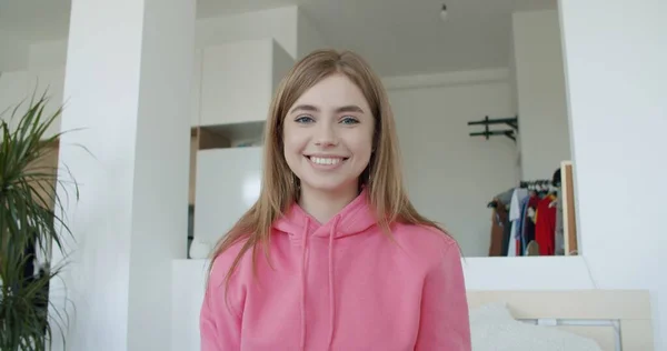 Młoda kobieta robi konferencję wideo — Zdjęcie stockowe