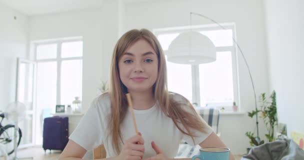 Young woman makes video conference — Stock Video