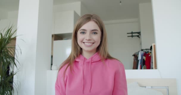 Jonge vrouw maakt videoconferentie — Stockvideo