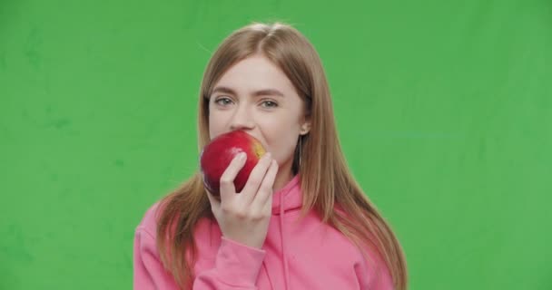 Büyük taze kırmızı elmayı ısıran kadın. — Stok video