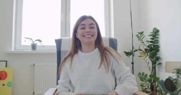 Junge Frau macht Videokonferenz — Stockvideo