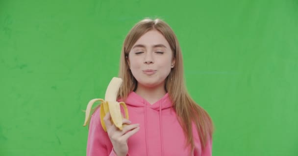 Mujer mordiendo gran manzana roja fresca — Vídeos de Stock